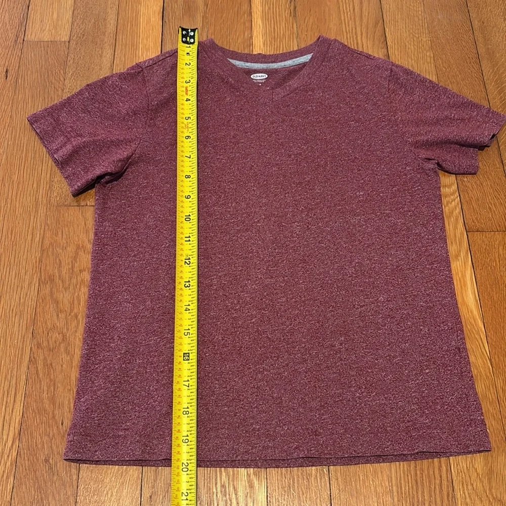Old Navy unisex V neck short sleeve T shirt in size S (6-7), regular fit